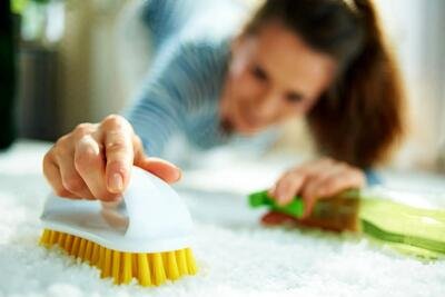 چگونه لکه‌های قدیمی و سرسخت چای را از روی فرش پاک کنیم؟ راهکارهای تضمینی خانگی و حرفه‌ای