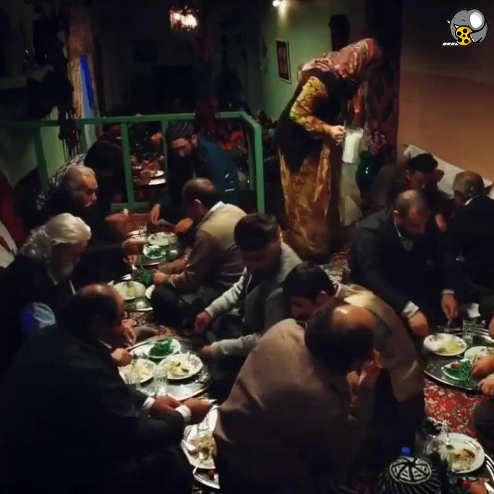 چرا نباید موقع غذا خوردن آب یا نوشابه بنوشیم؟ دلایل علمی اثبات‌شده